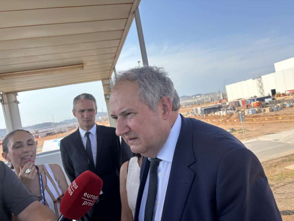 El ministro de Industria, Jordi Hereu, visita las obras de la gigafactoría valenciana de PowerCo.