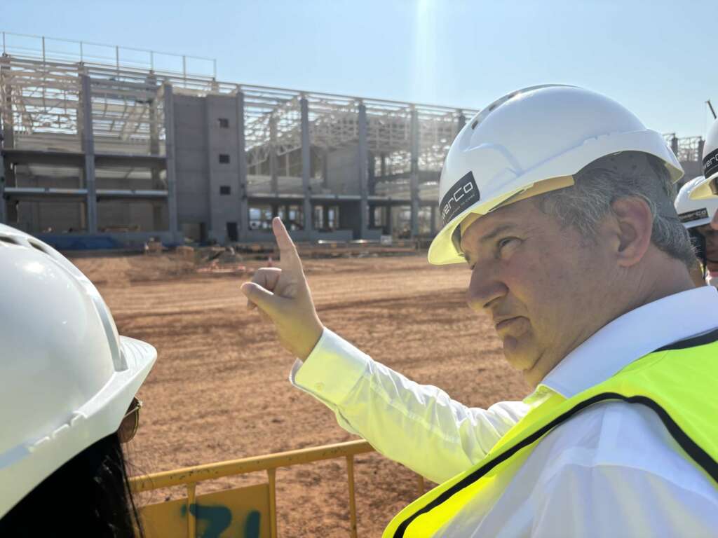 El ministro de Industria, Jordi Hereu, visita las obras de la gigafactoría valenciana de PowerCo, filial de Volkswagen.
