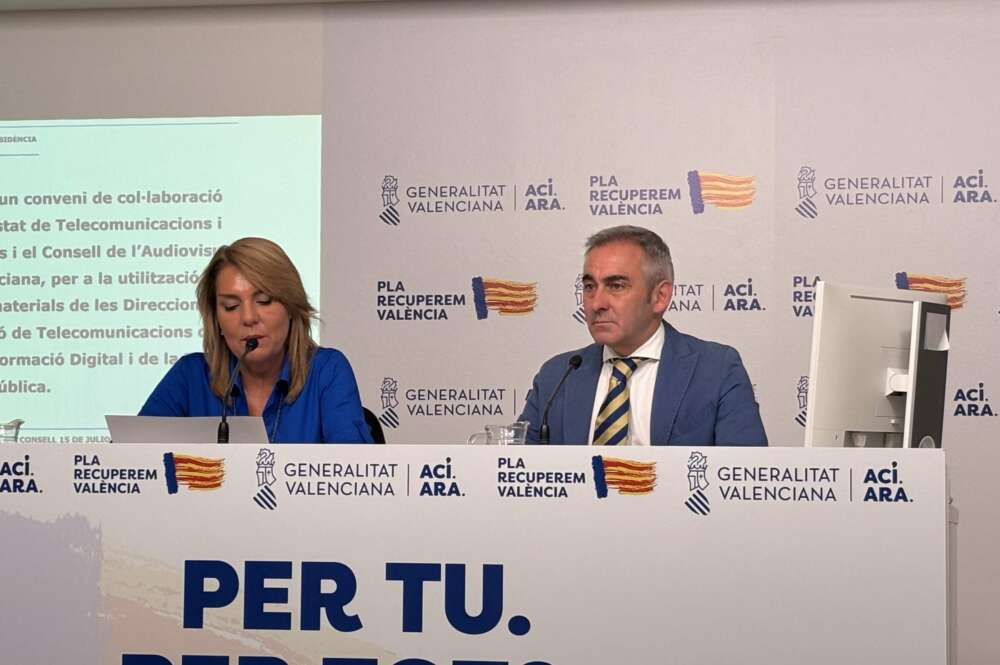 La portavoz y vicepresidenta primera del Gobierno valenciano, Susana Camarero, y el conseller de Agricultura, Miguel Barrachina, en rueda de prensa tras el pleno del Gobierno valenciano.