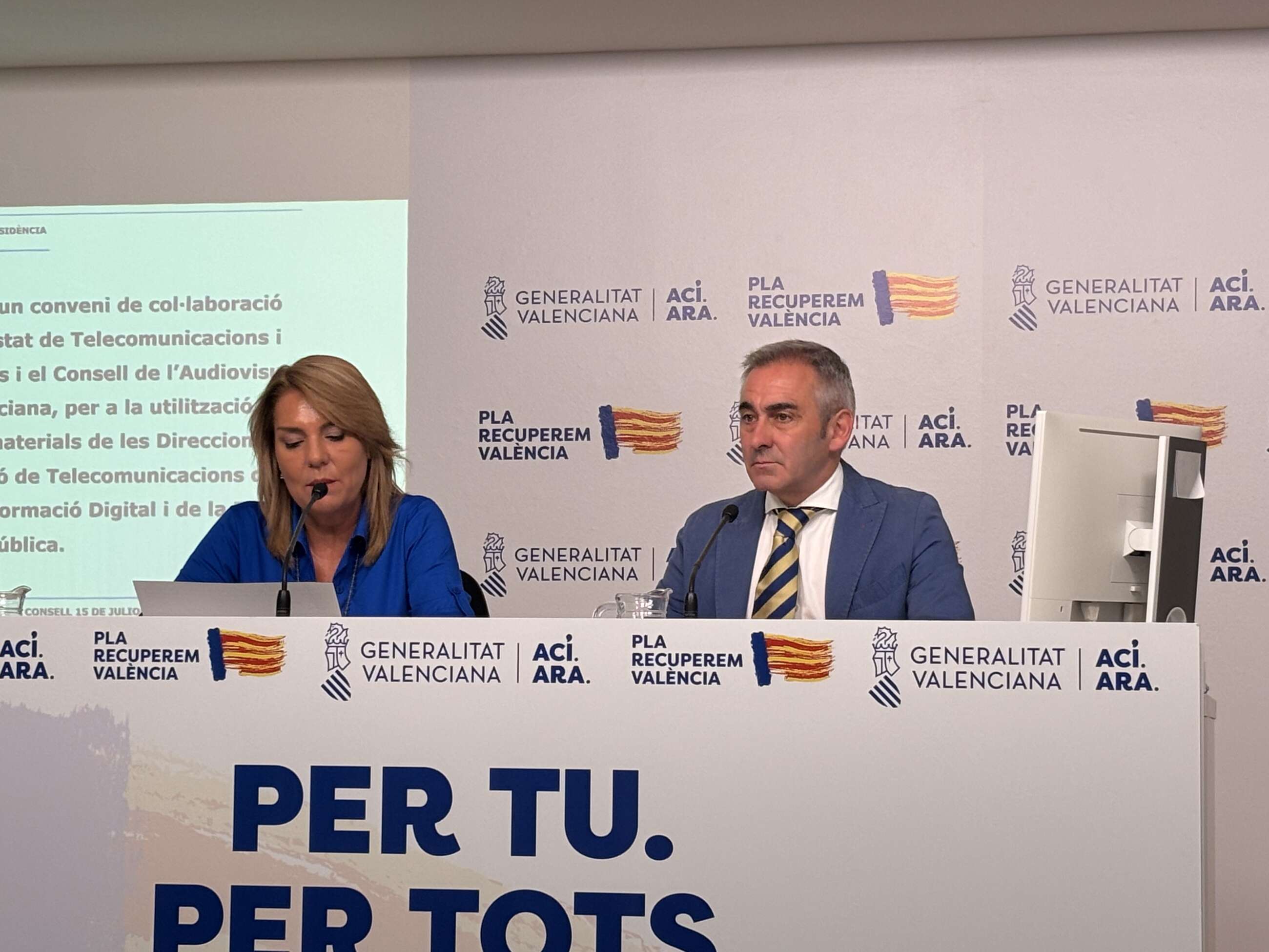 La portavoz y vicepresidenta primera del Gobierno valenciano, Susana Camarero, y el conseller de Agricultura, Miguel Barrachina, en rueda de prensa tras el pleno del Gobierno valenciano.