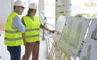 La alcaldesa de Valencia, María José Catalá, y el concejal de Vivienda, Juan Giner, visitan los trabajos de construcción del nuevo edificio de viviendas de protección pública situado en la avenida de los Naranjos.