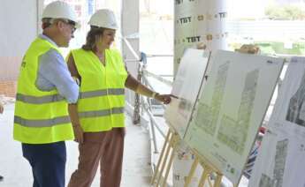 La alcaldesa de Valencia, María José Catalá, y el concejal de Vivienda, Juan Giner, visitan los trabajos de construcción del nuevo edificio de viviendas de protección pública situado en la avenida de los Naranjos.