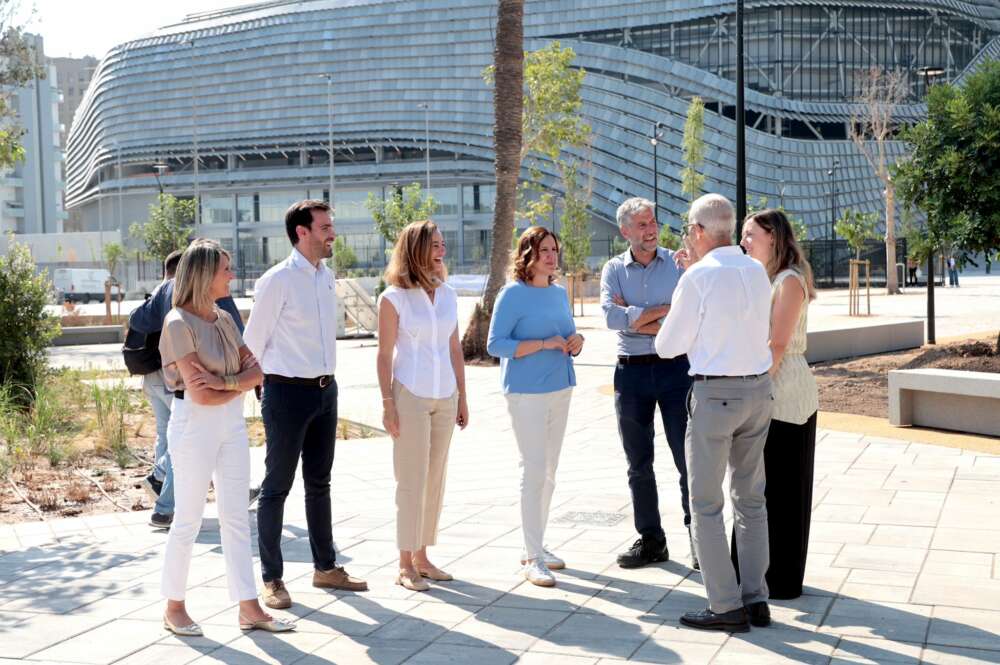 La alcaldesa de Valencia, María José Catalá, visita el parque situado junto al Roig Arena.