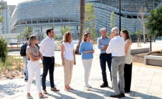 La alcaldesa de Valencia, María José Catalá, visita el parque situado junto al Roig Arena.
