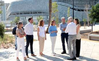 La alcaldesa de Valencia, María José Catalá, visita el parque situado junto al Roig Arena.