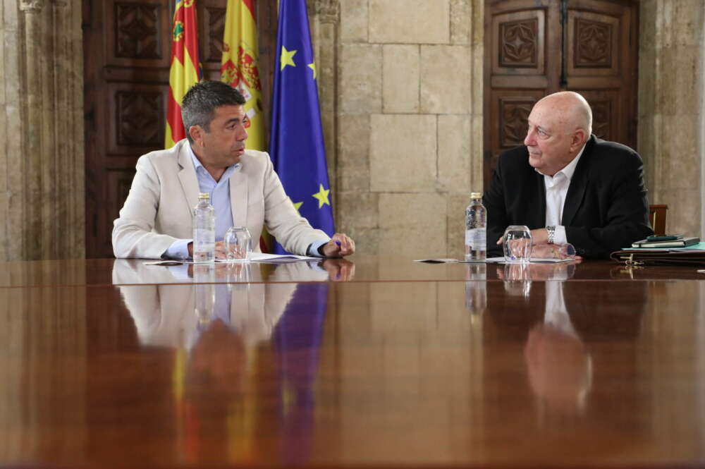 El presidente de la Generalitat, Carlos Mazón, junto con el presidente de ATA-CV, Alberto Ara