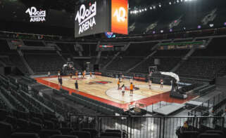 El equipo femenino de Valencia Basket entrena por primera vez en la pista principal del Roig Arena.