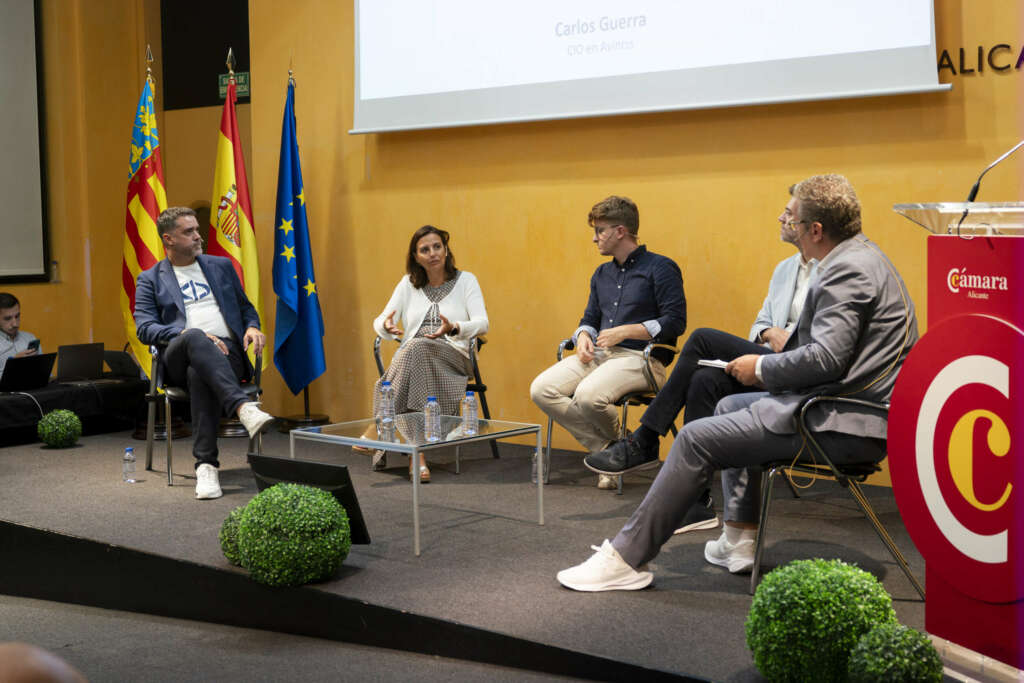 Mesa del sector tecnológico en la jornada de Economía Digital en Alicante