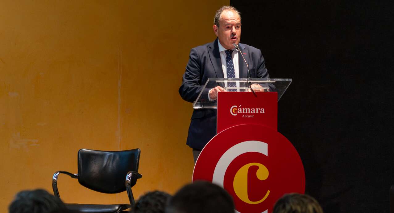 Carlos Baño en un atril