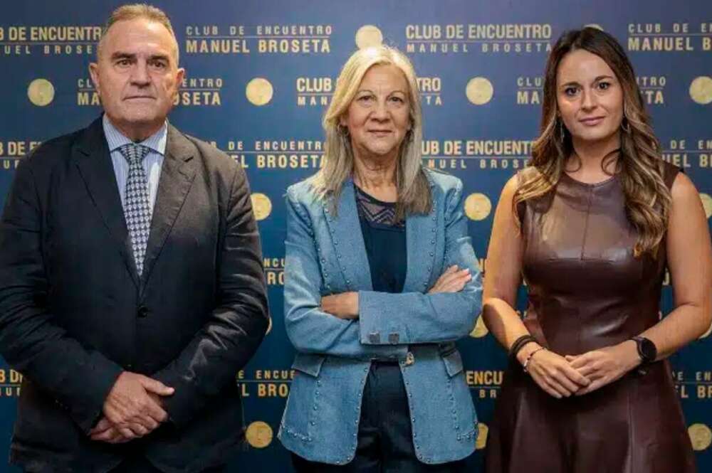 Zulima Pérez, a la derecha, antes de su intervención en el Club de Encuentro junto a Francisco José Gan Pampols