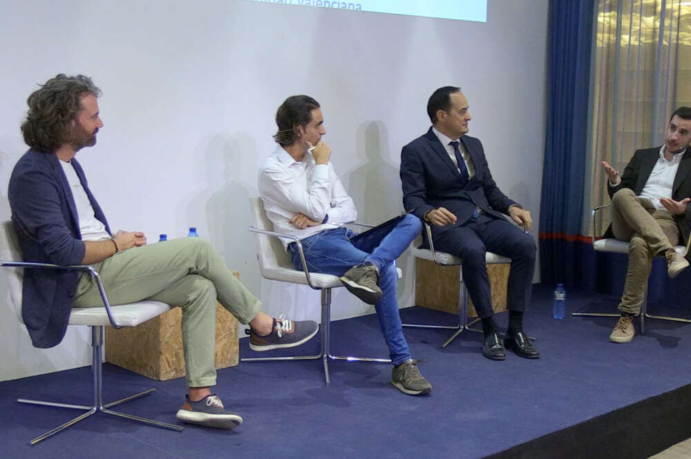 Mesa de debate sobre IA con Fernando Jiménez, CIO de Grupo Segura; Javi Rayón, Chief of product & innovation en Sesame y José Sepúlveda, vicerrector de Tecnología y Transformación Digital en la Universidad Internacional de Valencia (VIU).