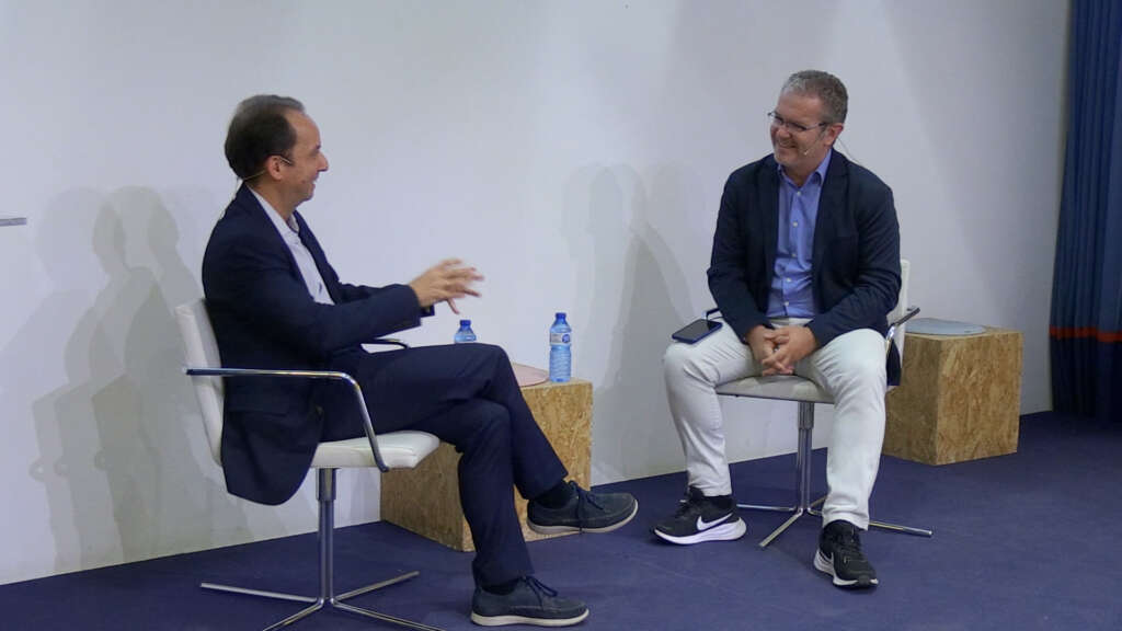 El delegado de Economía Digital en la Comunidad Valenciana, Julián Larraz, realiza una entrevista a David Prieto, gerente de Identidad y Seguridad IA de Telefónica Tech, en el marco de la jornada ValencIA, organizada por Economía Digital.