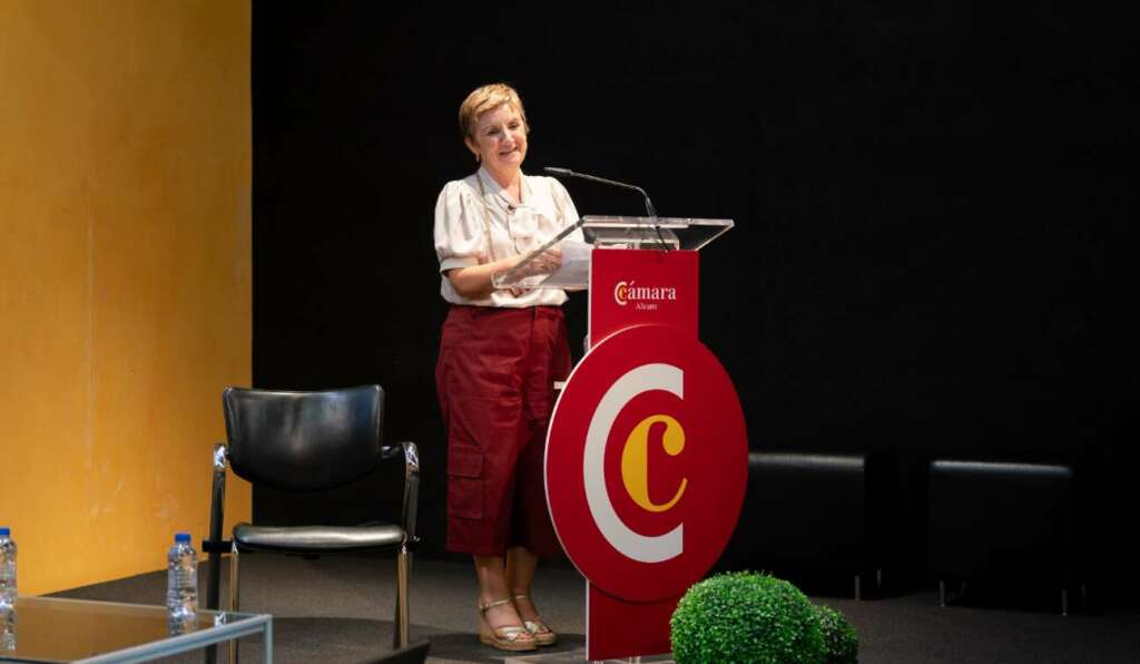 Marián Cano, consellera de Innovación, Industria, Comercio y Turismo, en el atril durante la clausura