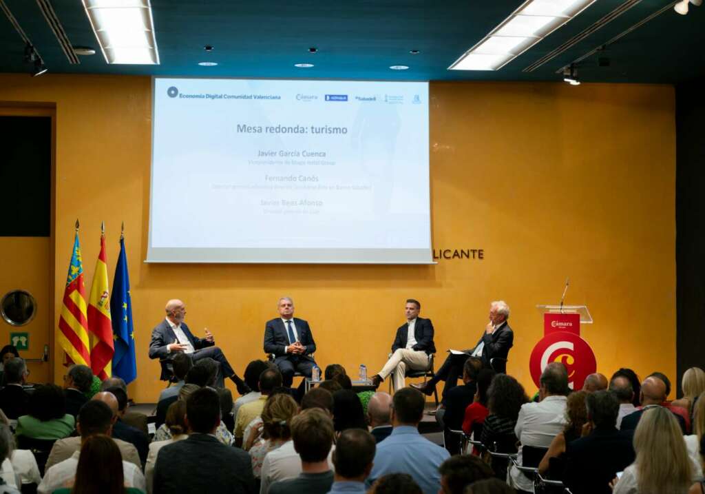 Mesa redonda sobre turismo en la jornada de Economía Digital en Alicante.