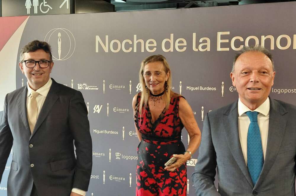 Salva Navarro saliendo de la foto que tenía con Eva Blasco y Vicente Lafuente