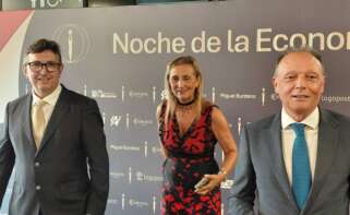 Salva Navarro saliendo de la foto que tenía con Eva Blasco y Vicente Lafuente