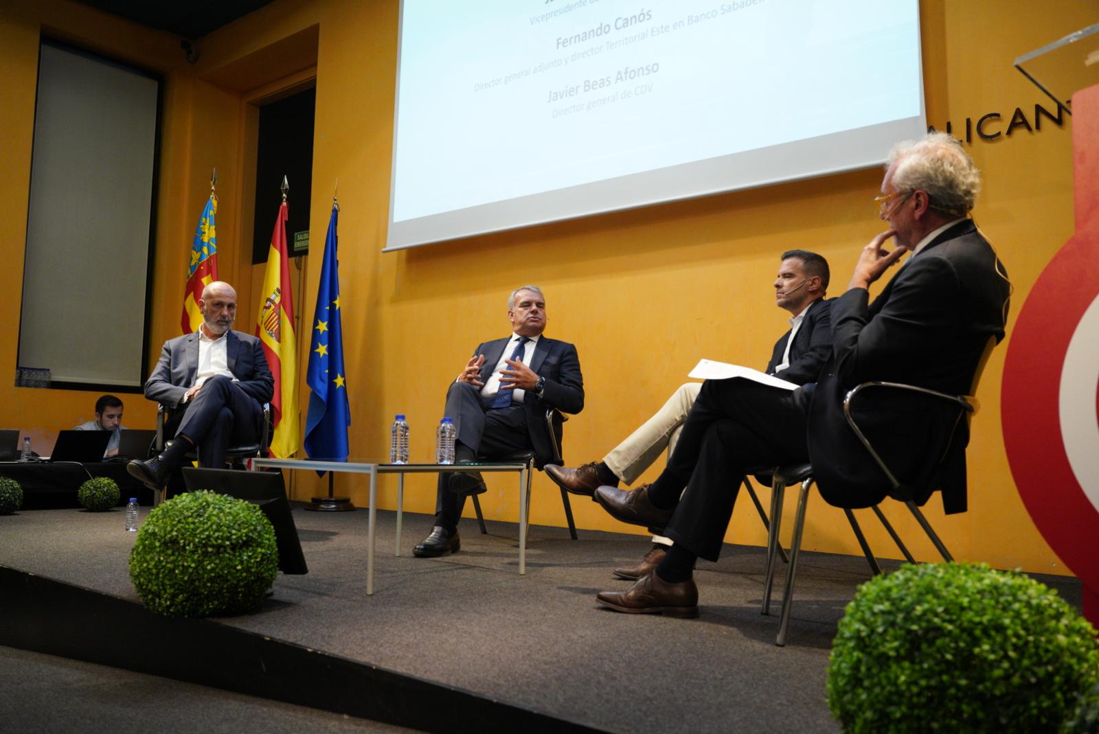 Sabadell, Hidraqua y Pikolinos coinciden: Alicante triunfa con el turismo y necesita talento y agua