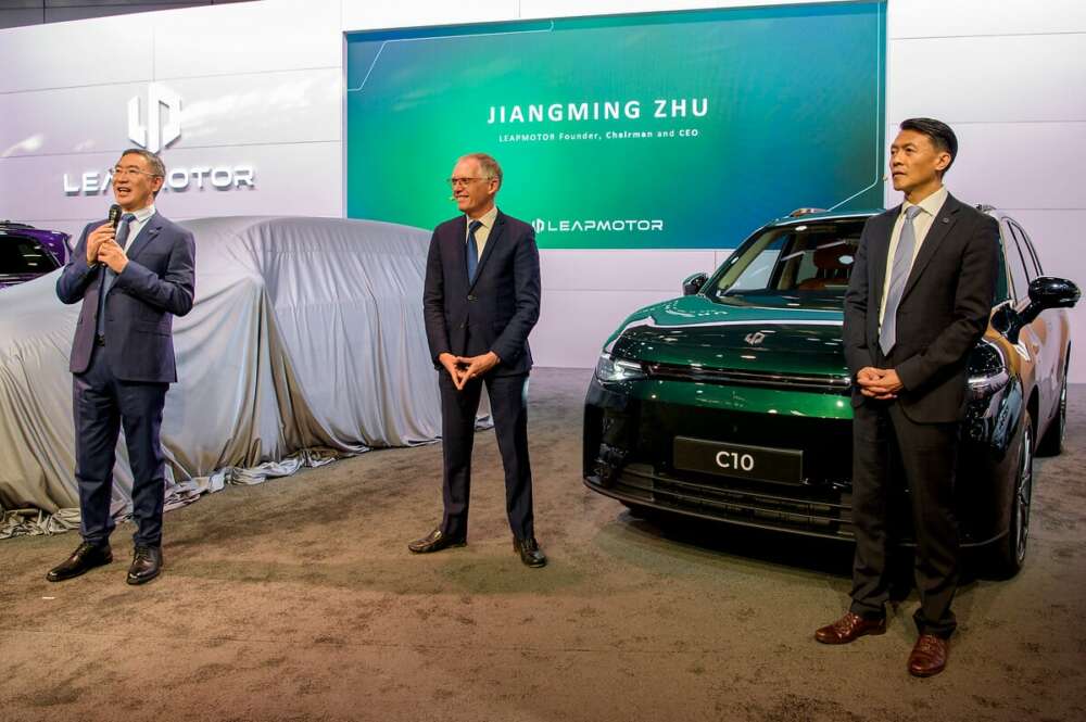 De izquierda a derecha, Zhu Jiangming, CEO y fundador de Leapmotor, Carlos Tavares, exCEO de Stellantis, y Tianshu Xin CEO de Leapmotor International