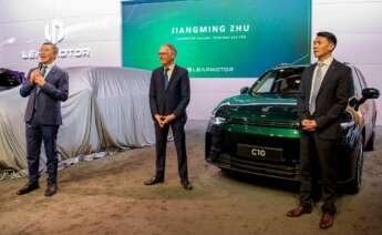 De izquierda a derecha, Zhu Jiangming, CEO y fundador de Leapmotor, Carlos Tavares, exCEO de Stellantis, y Tianshu Xin CEO de Leapmotor International