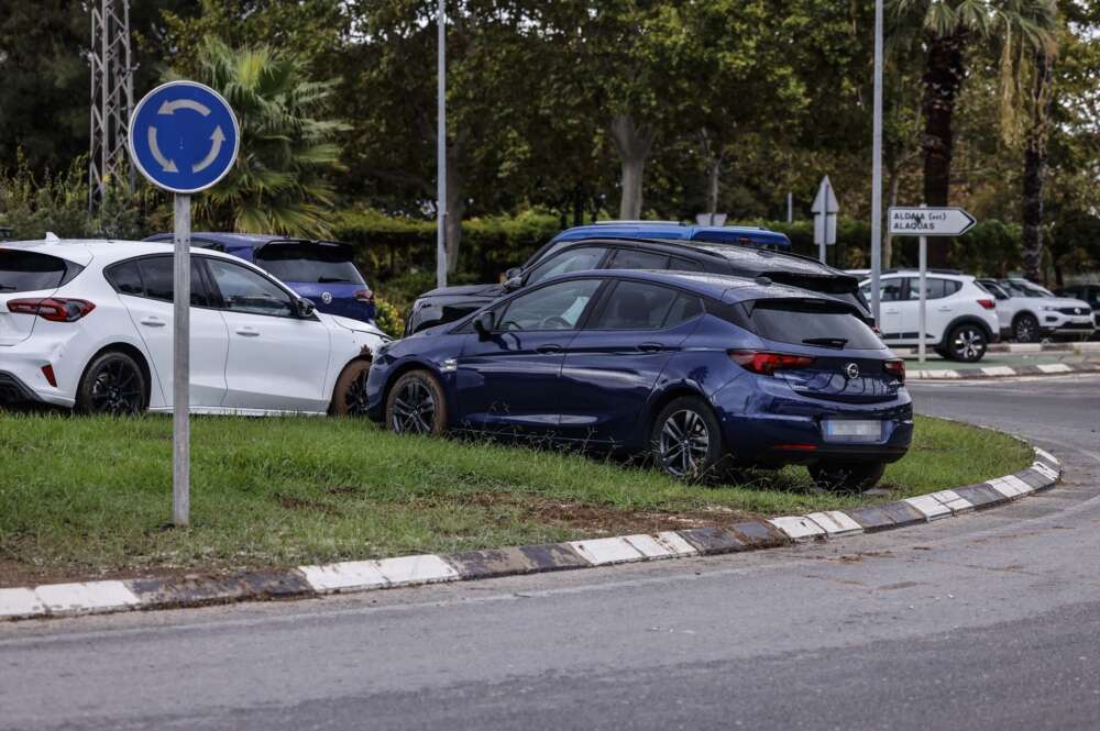 Vehículos subidos a las rotondas con el fin de no ser arrastrados por las lluvias, a 29 de septiembre de 2025, en Aldaia, Valencia, Comunidad Valenciana (España). El barranco de La Saleta, en Aldaia (Valencia), se ha desbordado de madrugada, a la altura del dique de Bonaire, como consecuencia de las fuertes lluvias que azotan a la provincia de Valencia y Castellón. En concreto, esta noche, el municipio valenciano de Aldaia ha registrado 57 l/m2 en tan solo 35 minutos, según ha recogido Avamet. El agua también ha provocado la inundación de algunas calles de la localidad y esta mañana están trabajando efectivos para controlar la situación. Rober Solsona / Europa Press 29 SEPTIEMBRE 2025;ALDAIA;LA SALETA: LLUVIAS;TORMENTAS 29/9/2025