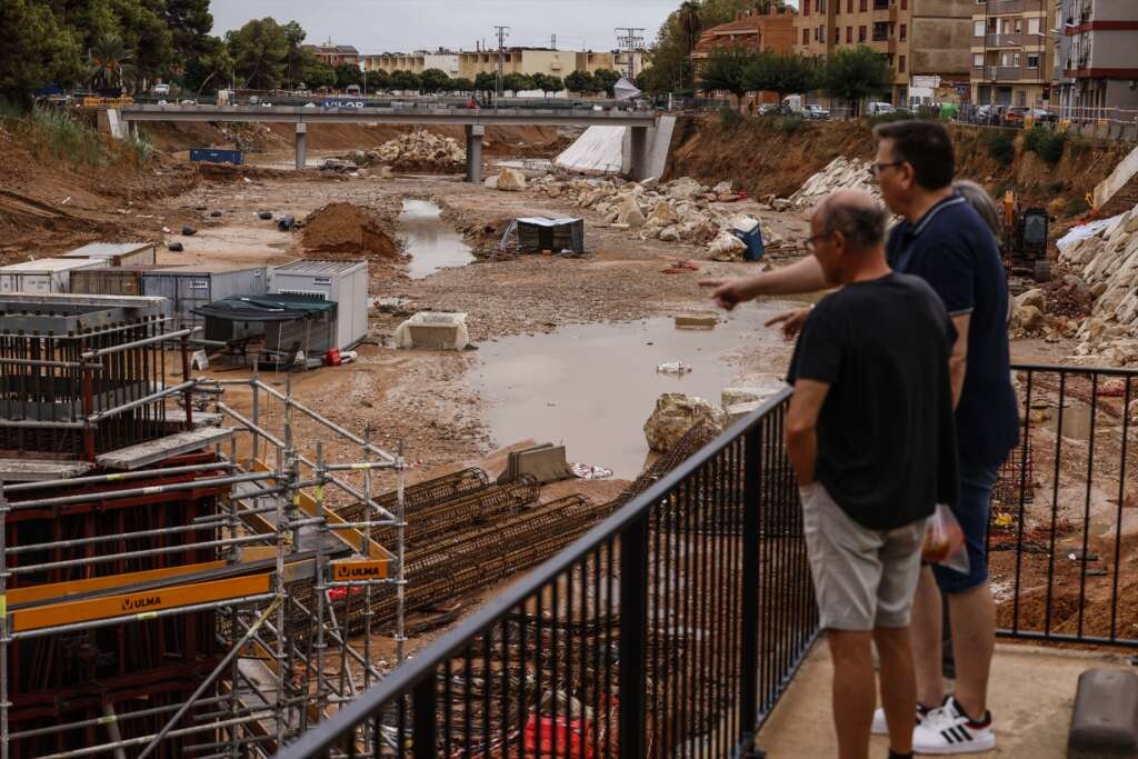 Dos hombres observan el barranco del Poyo tras las lluvias, a 29 de septiembre de 2025, en Paiporta, Valencia, Comunidad Valenciana (España). El barranco de La Saleta, en Aldaia (Valencia), se ha desbordado de madrugada, a la altura del dique de Bonaire, como consecuencia de las fuertes lluvias que azotan a la provincia de Valencia y Castellón. En concreto, esta noche, el municipio valenciano de Aldaia ha registrado 57 l/m2 en tan solo 35 minutos, según ha recogido Avamet. El agua también ha provocado la inundación de algunas calles de la localidad y esta mañana están trabajando efectivos para controlar la situación.

Rober Solsona / Europa Press
29 SEPTIEMBRE 2025;ALDAIA;LA SALETA: LLUVIAS;TORMENTAS
29/9/2025