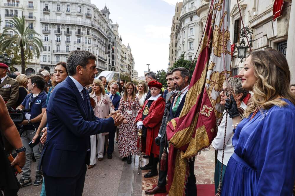 (Foto de ARCHIVO) El president de la Generalitat Valenciana, Carlos Mazón, acompaña la salida de la Real Senyera durante la procesión cívica por la festividad del 9 d’ Octubre, Día de la Comunitat Valenciana, a 9 de octubre de 2024, en Valencia. Rober Solsona / Europa Press