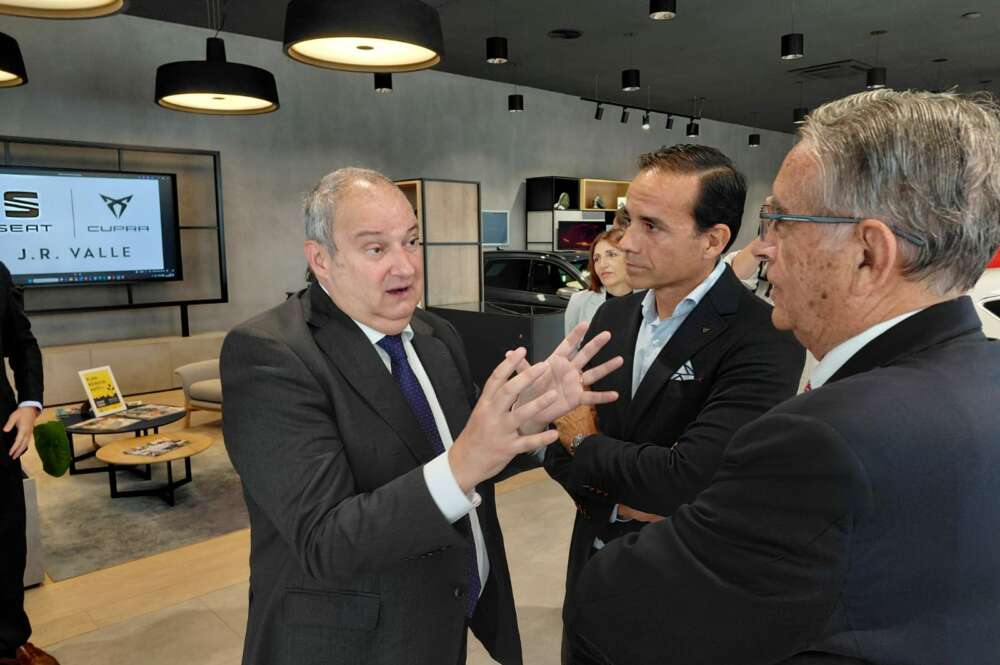 El ministro Jordi Hereu visita las instalaciones de JR Valle en Sedaví