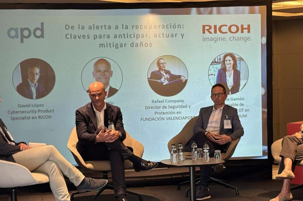 Mesa redonda 'De la alerta a la recuperación: claves para anticipar, actuar y mitigar daños', en el marco de la jornada 'Estrategias de Ciberresiliencia: Fortaleciendo la empresa en la era digital', organizada por la Asociación para el Progreso de la Dirección (APD Zona Comunidad Valenciana).