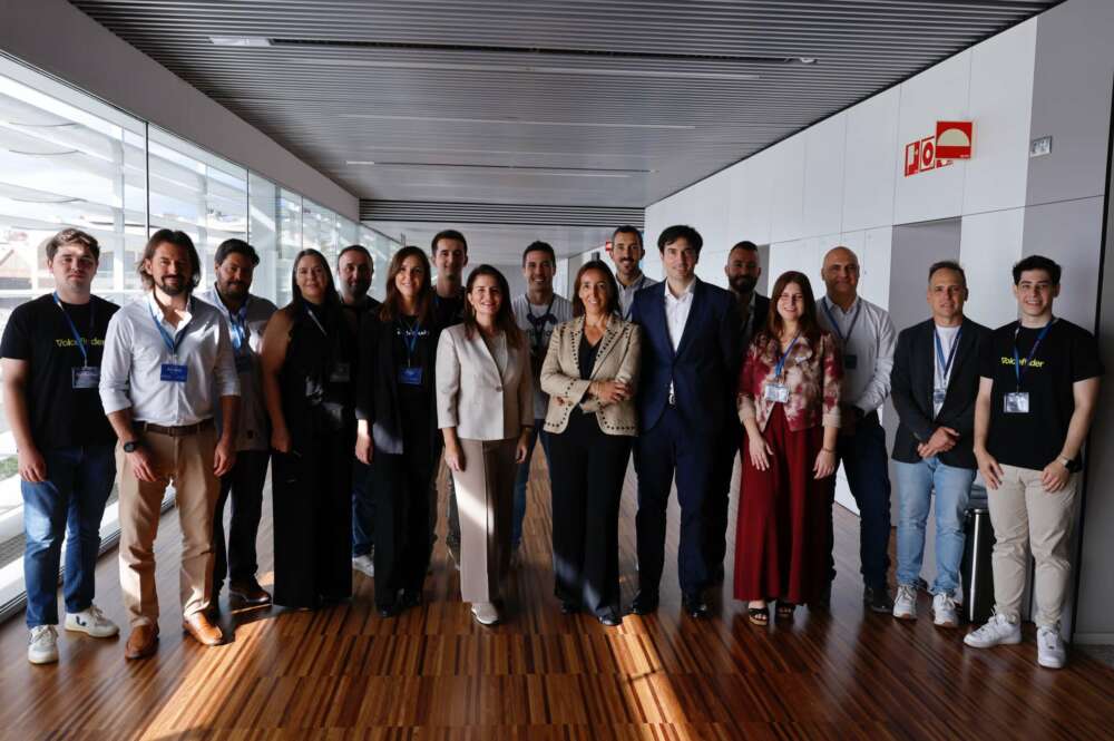 Hortensia Roig, presidenta de EDEM, y Pepe Peris, director general de Angels, la sociedad de inversión de Juan Roig, junto a las 12 empresas seleccionadas para su Investor's Day.