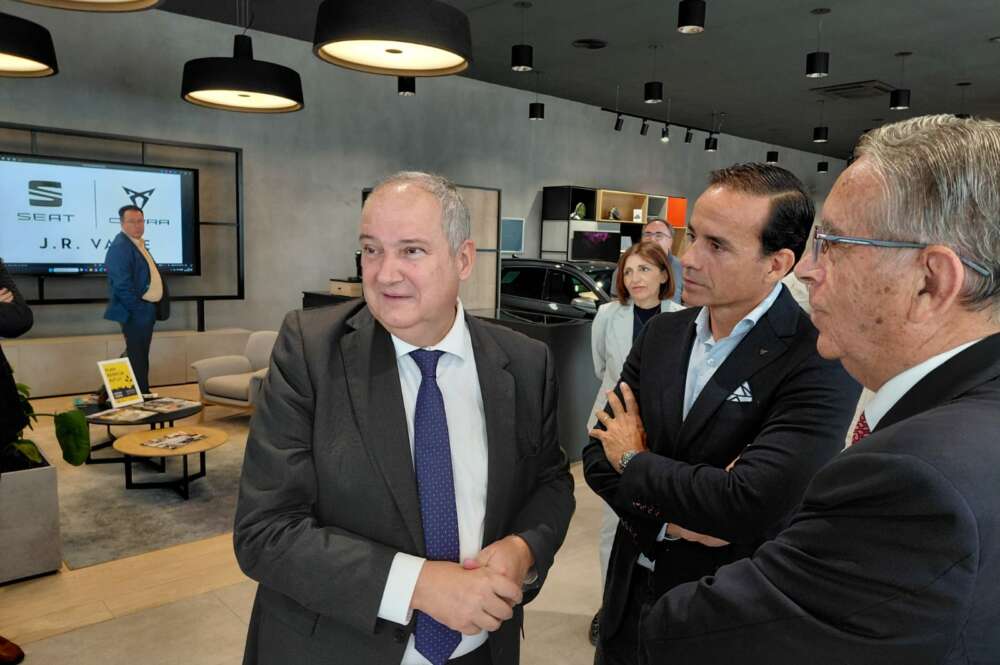 El ministro de Industria, Jordi Hereu, mira para otro lado ante los dueños de JR Valle