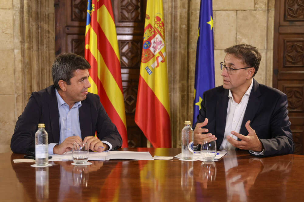 El presidente de la Genearalitat, Carlos Mazón, y el gerente de la planta de Ford Almussafes, Daniel Ruiz