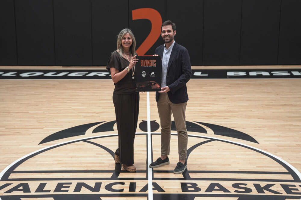 Olga García, directora territorial de CaixaBank en la Comunidad Valenciana y Región de Murcia, ha rubricado en las instalaciones del club este nuevo acuerdo junto a Enric Carbonell, director general de Valencia Basket