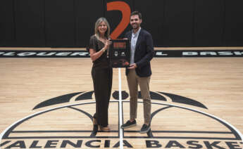 Olga García, directora territorial de CaixaBank en la Comunidad Valenciana y Región de Murcia, ha rubricado en las instalaciones del club este nuevo acuerdo junto a Enric Carbonell, director general de Valencia Basket