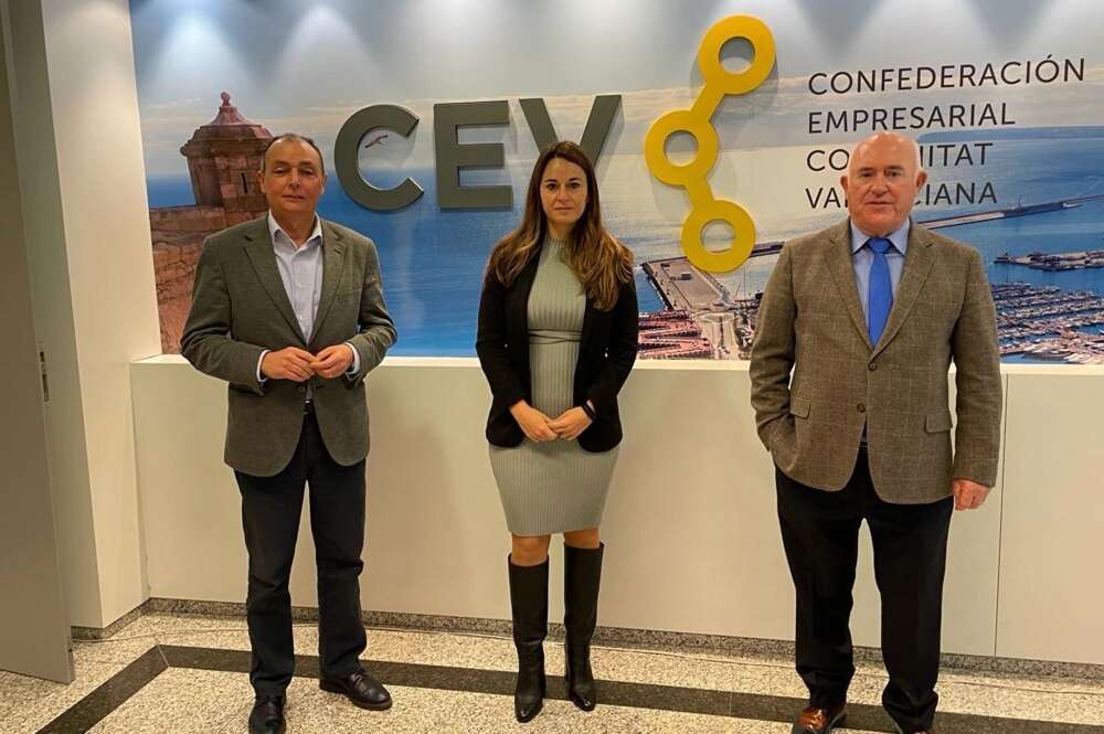 Joaquín Pérez (CEV Alicante), junto a Zulima Pérez y Salvador Navarro