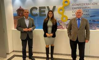 Joaquín Pérez (CEV Alicante), junto a Zulima Pérez y Salvador Navarro