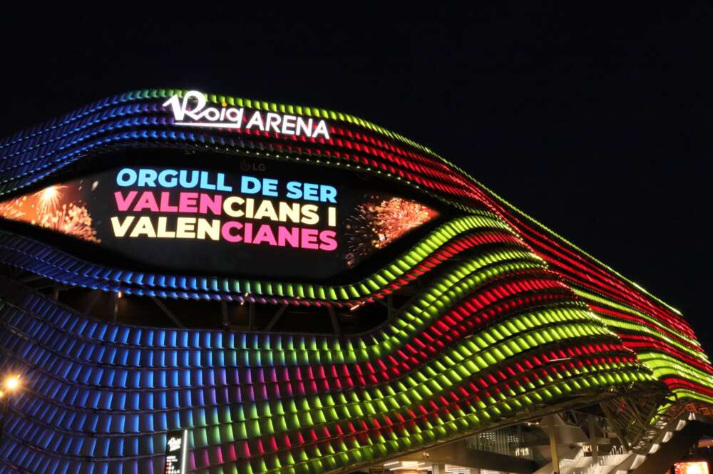 El Roig Arena, iluminado por el 9 d'Octubre