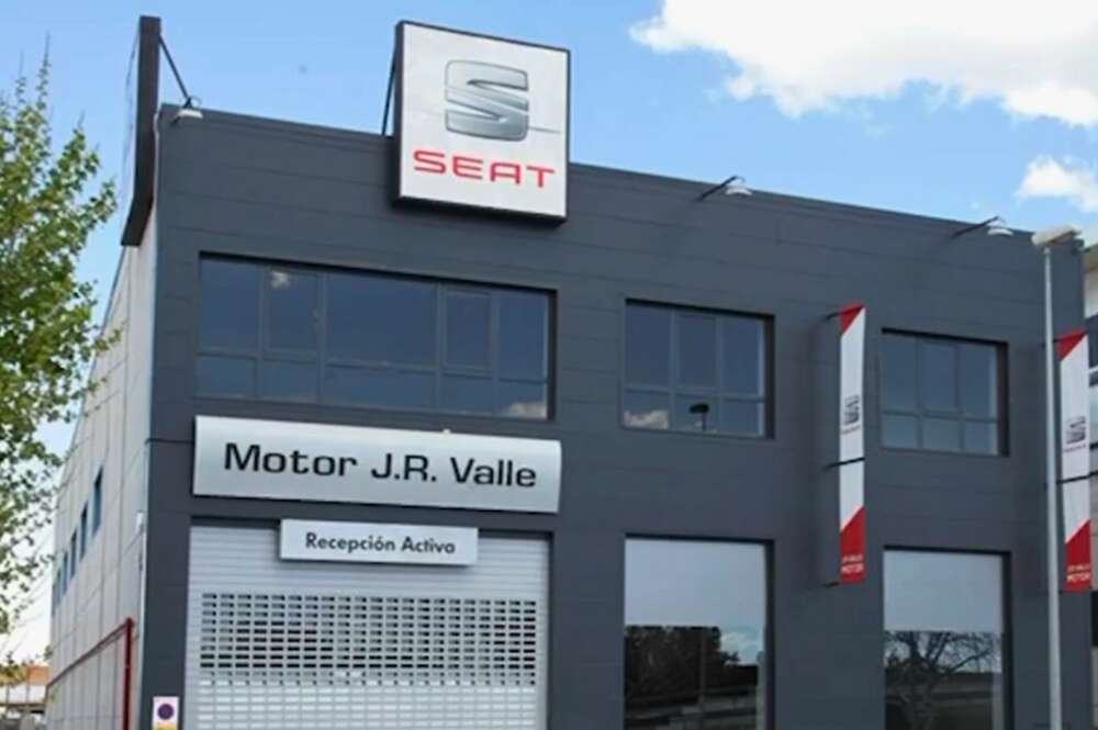 Jordi Hereu visita el concesionario JR Valle (Seat-Cupra) y observa el desastre de la DANA