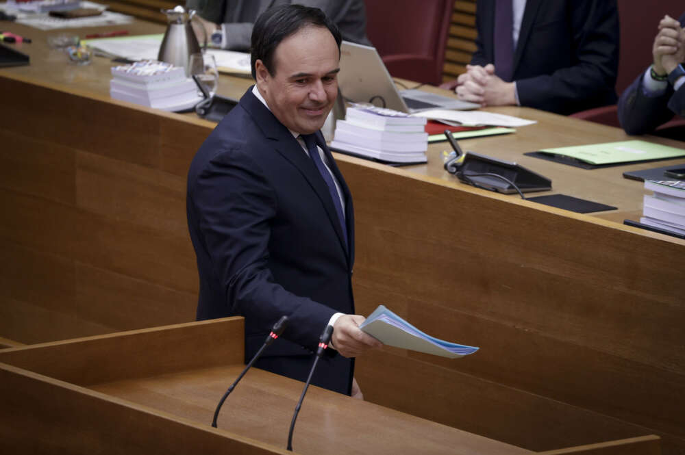 Juanfran Pérez Llorca accediendo a la tribuna de Les Corts en el debate de investidura