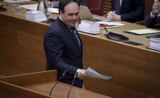 Juanfran Pérez Llorca accediendo a la tribuna de Les Corts en el debate de investidura
