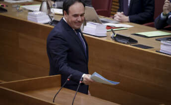 Juanfran Pérez Llorca accediendo a la tribuna de Les Corts en el debate de investidura