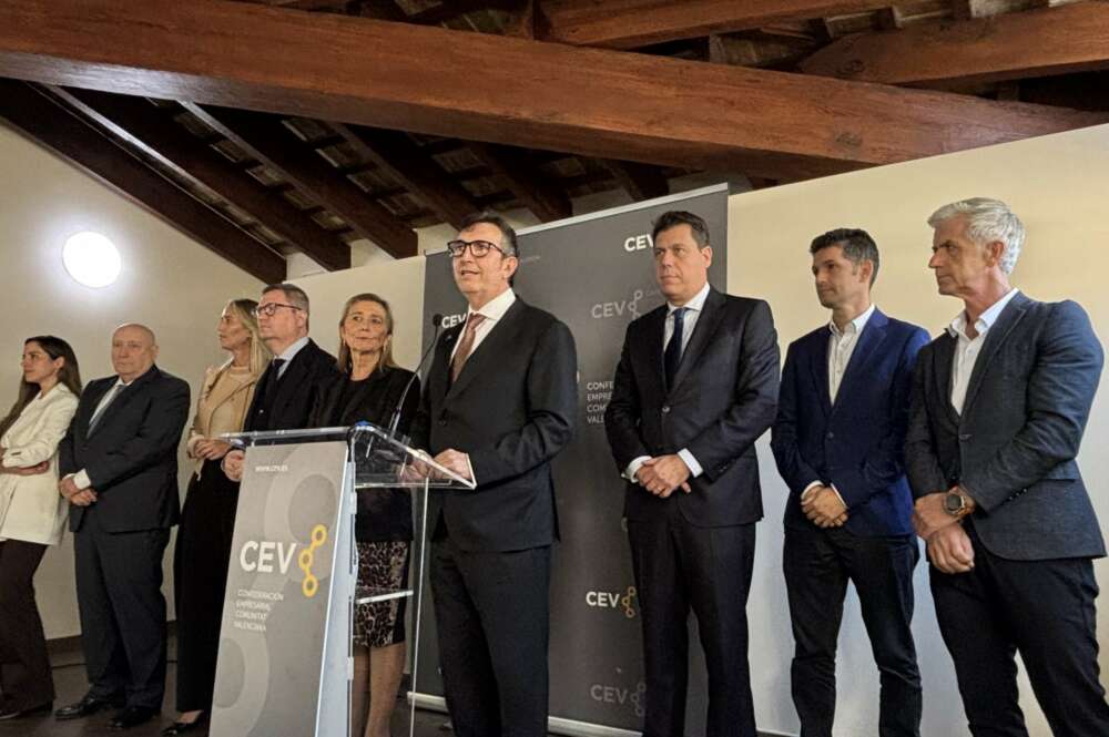 Vicente Lafuente comparece como nuevo presidente de la CEV acompañado de su equipo.