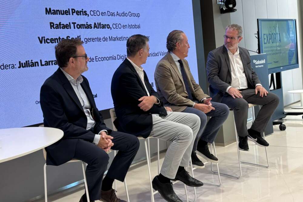 Manuel Peris (DAS Audio) Rafael Tomás, (Istobal) y Vicente Sorlí (Colorker) comparten sus experiencias exportadoras durante una mesa redonda celebrada en el marco de la presentación del informe ‘Comunidad Valenciana Exporta’.