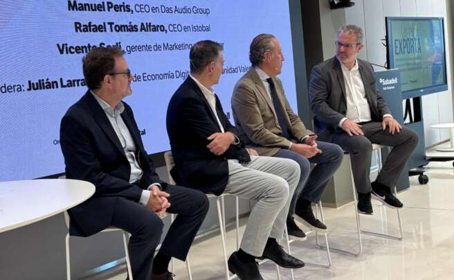 Manuel Peris (DAS Audio) Rafael Tomás, (Istobal) y Vicente Sorlí (Colorker) comparten sus experiencias exportadoras durante una mesa redonda celebrada en el marco de la presentación del informe ‘Comunidad Valenciana Exporta’.