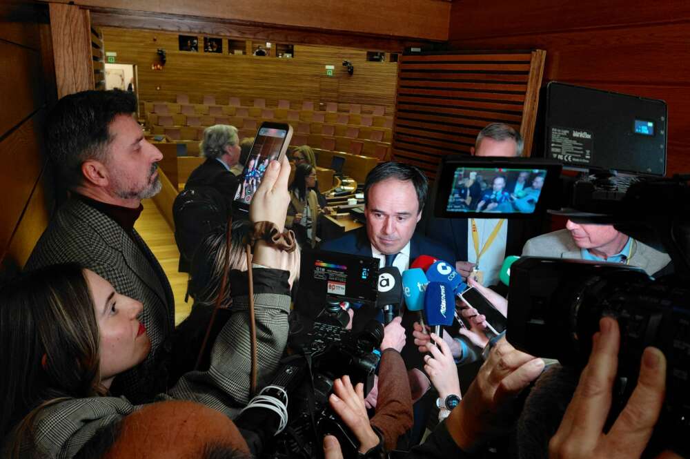 Juanfran Pérez Llorca sale del pleno de Les Corts como presidente de la Generalitat Valenciana