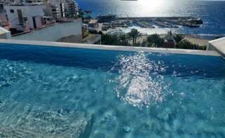 Piscina infinita de Magic Villa España