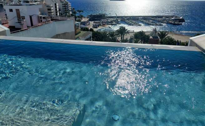 Piscina infinita de Magic Villa España