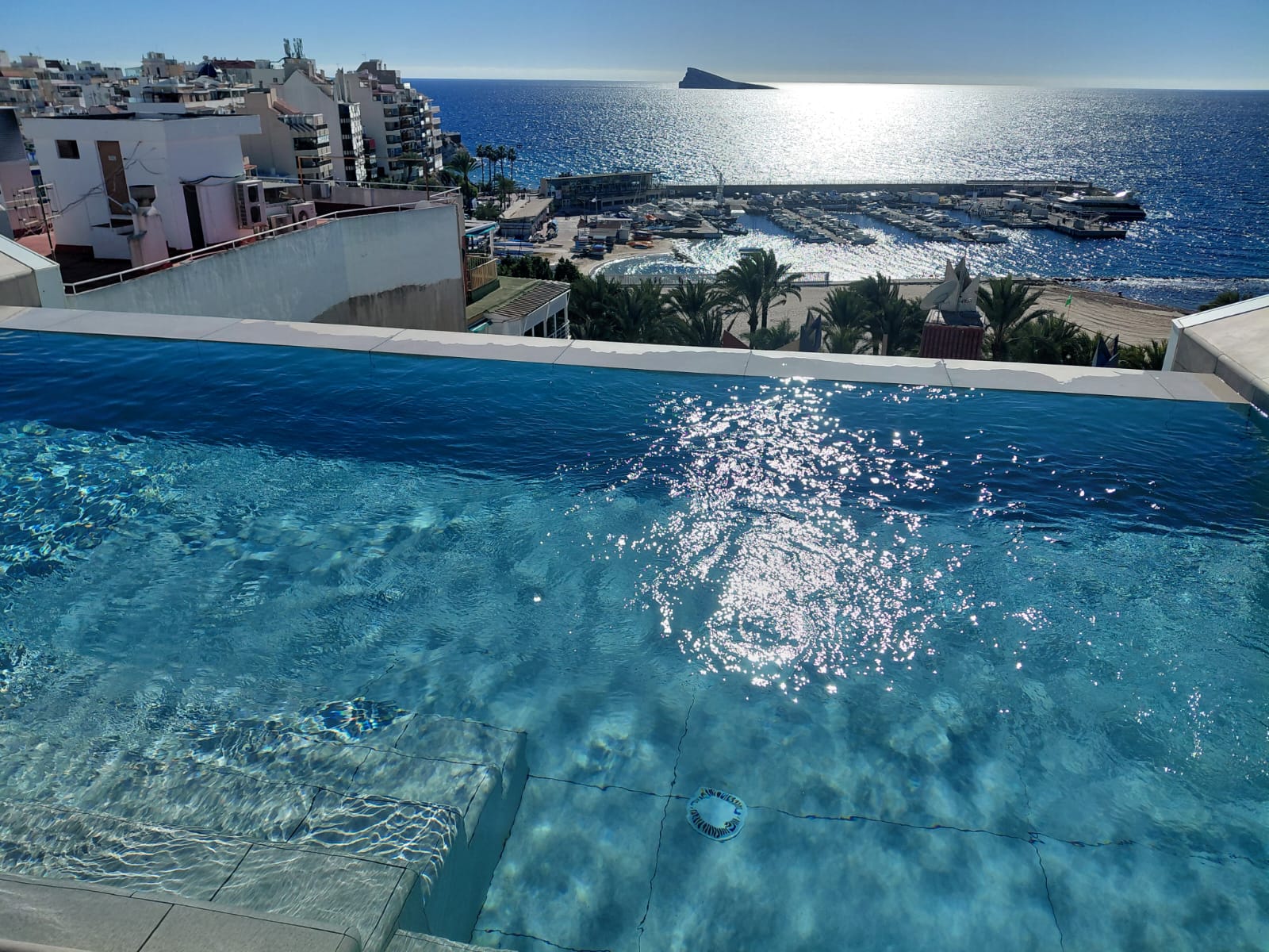 Piscina infinita de Magic Villa España