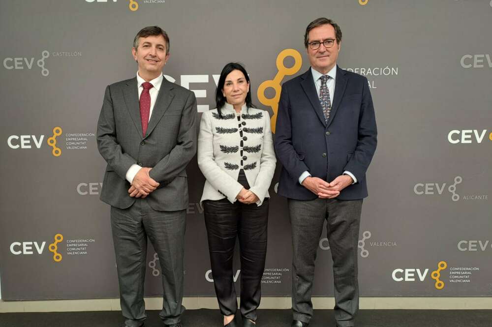 De izq. a der., Vicente Lafuente (CEV), Silvia Blasco (Aptur CV) y Antonio Garamendi (CEOE)