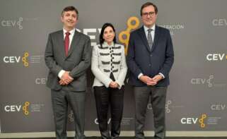 De izq. a der., Vicente Lafuente (CEV), Silvia Blasco (Aptur CV) y Antonio Garamendi (CEOE)