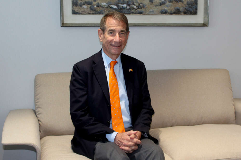 El presidente del Consejo de Administración de la Spain-U.S. Chamber of Commerce y exembajador de Estados Unidos en España (2009-2013), Alan D. Solomont, durante una entrevista con Economía Digital.